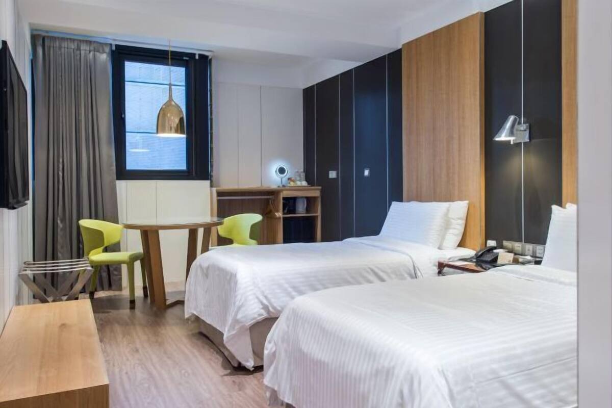 Premium bedding, down comforters, in-room safe, free WiFi