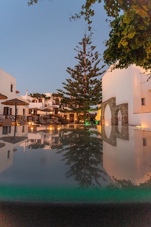 Esterni. Hotel Anemomilos