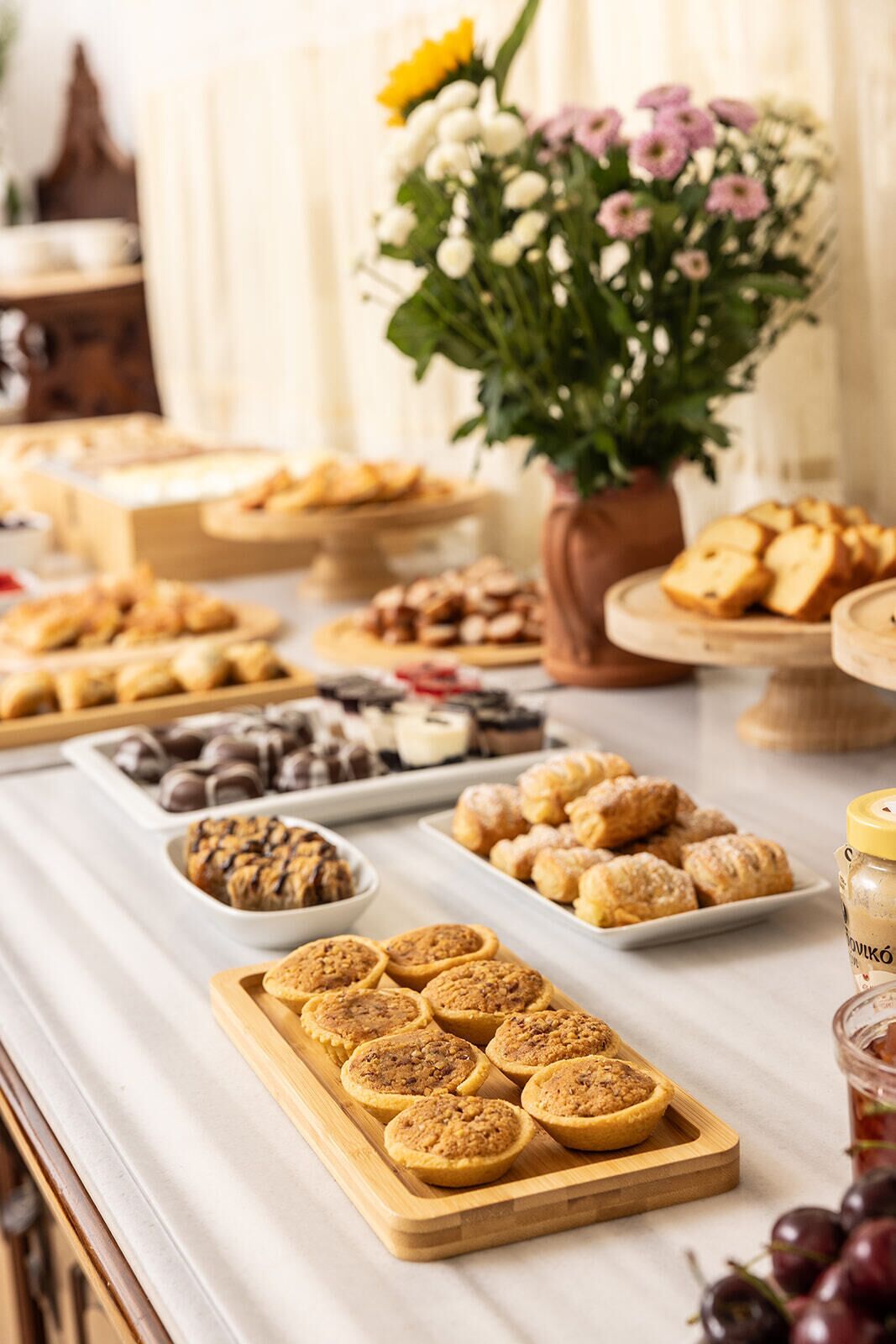 Ein reichhaltiges Buffet mit verschiedenen Backwaren und Desserts.
