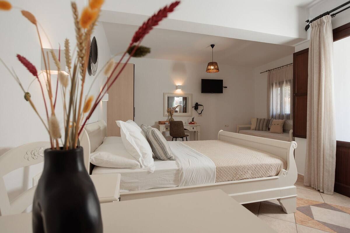 Family Studio Suite | 1 bedroom, in-room safe, individually decorated, soundproofing