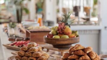 Tägliches Frühstücksbuffet gegen Gebühr
