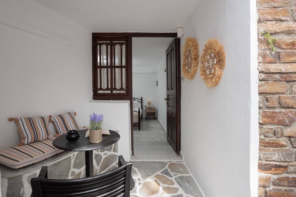 Economy Double Room | Living area | LCD TV, offices