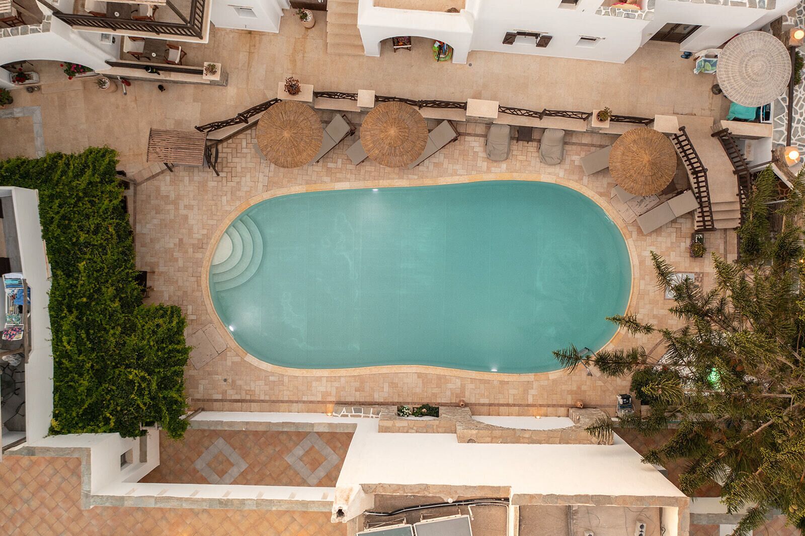 Piscine extérieure, parasols de plage, chaises longues