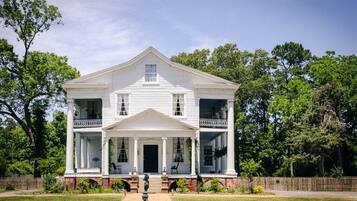 Vista frontal de la propiedad