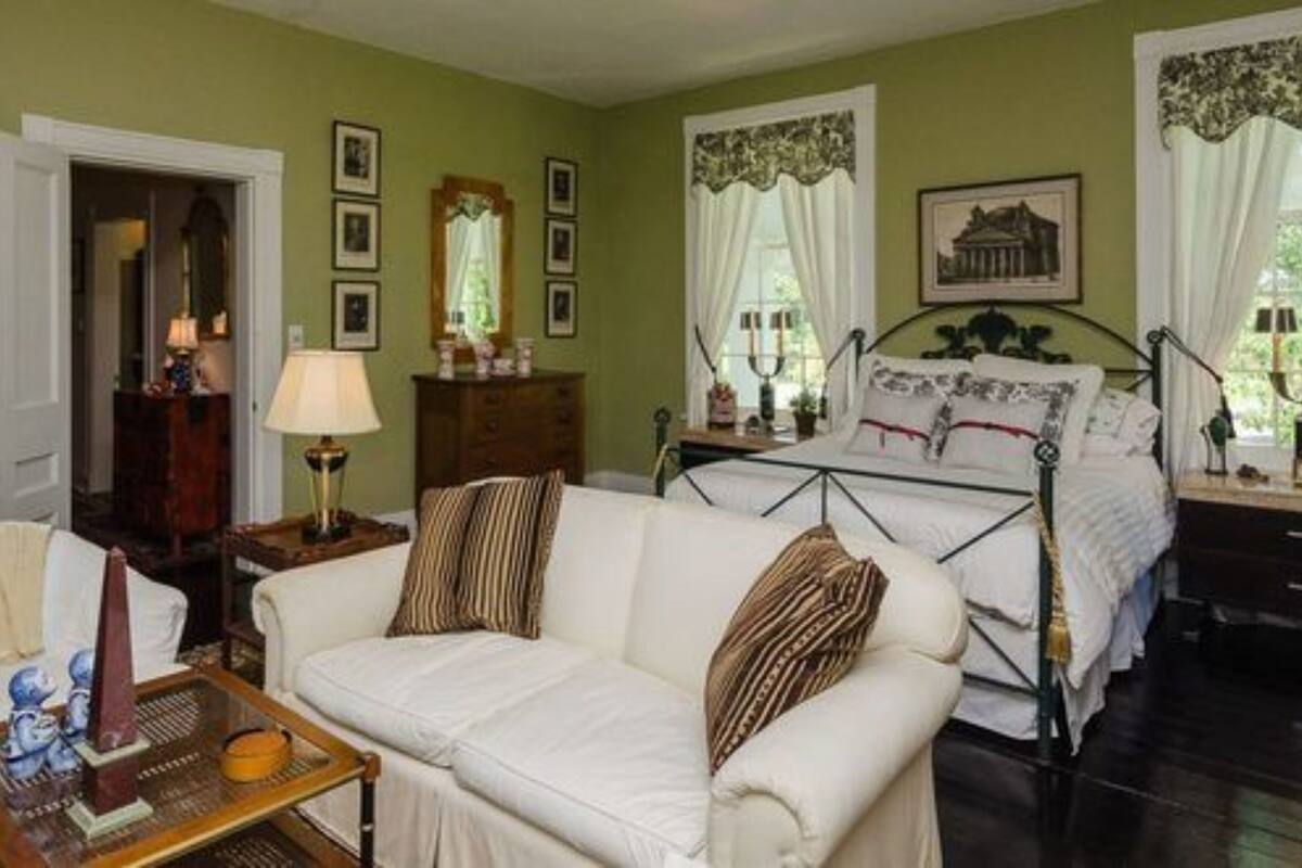 Chambre (The White Room With Shared Bath)