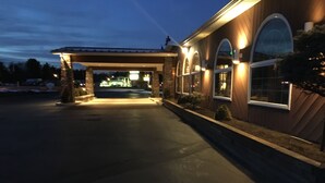 A building with a covered entrance, stone pillars, and arched windows. - Landmark Motor Inn (Fort Edward)