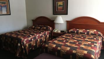 Standaard eenpersoonskamer, 1 kingsize bed | Individueel gedecoreerd, individueel gemeubileerd, een bureau