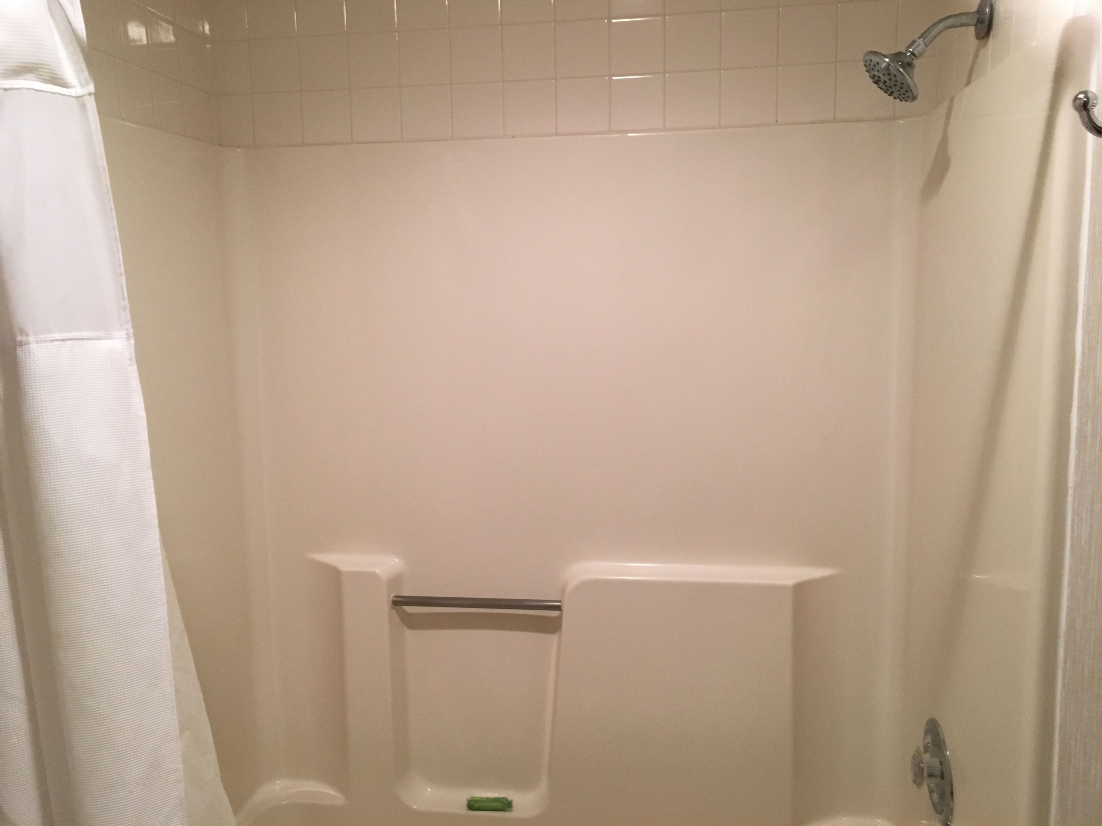 Ein Badezimmer mit Dusche, Toilette und Waschbecken.