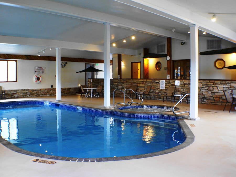 Una piscina cubierta