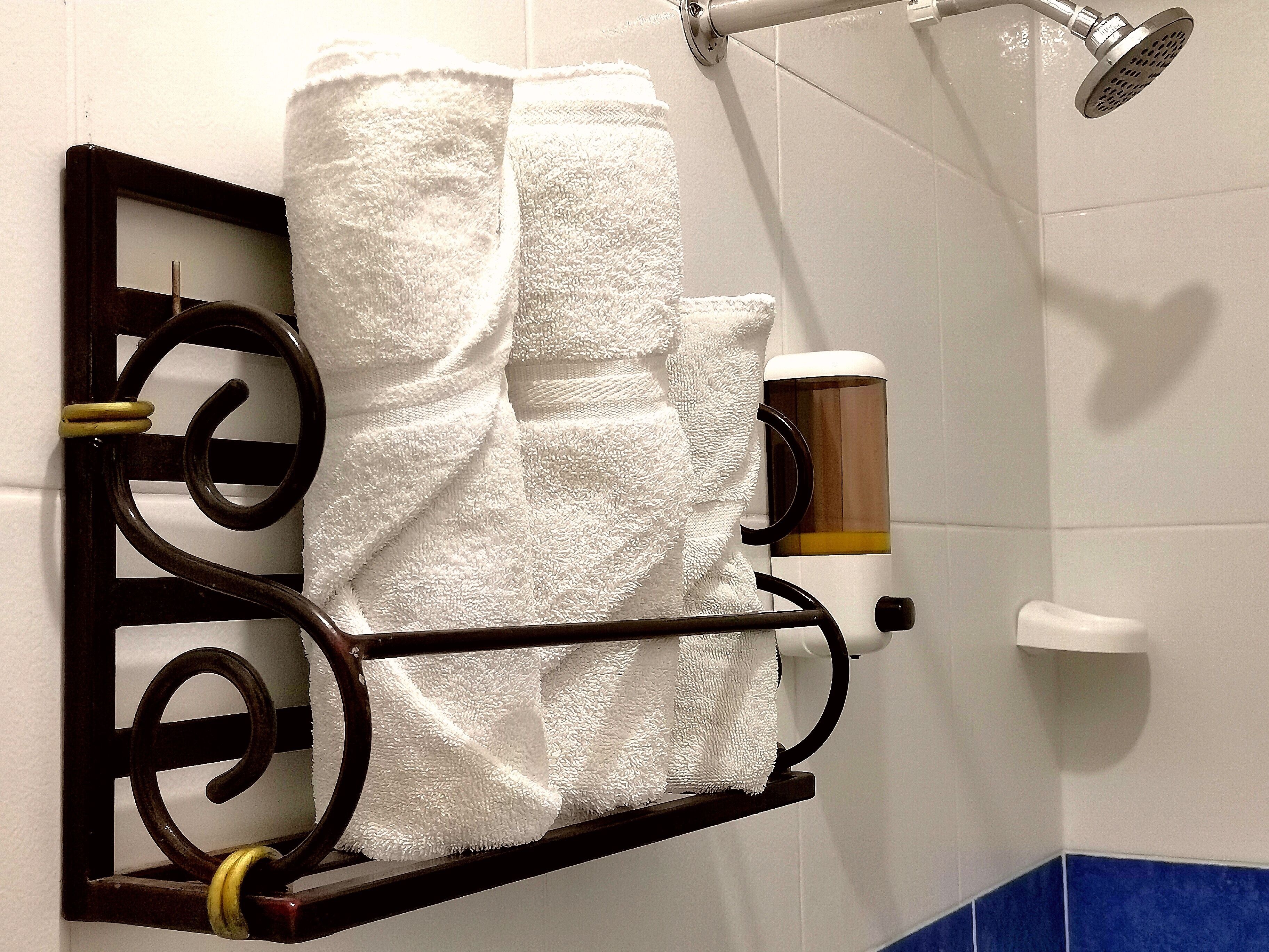 standard single room | bathroom | shower, rainfall showerhead, free toiletries, towels