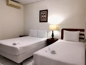 Premium bedding, individually decorated, individually furnished - Hotel Armonía Hostal (San Salvador)