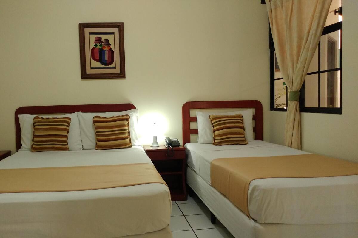Ropa de cama de alta calidad, cortinas opacas, wifi gratis