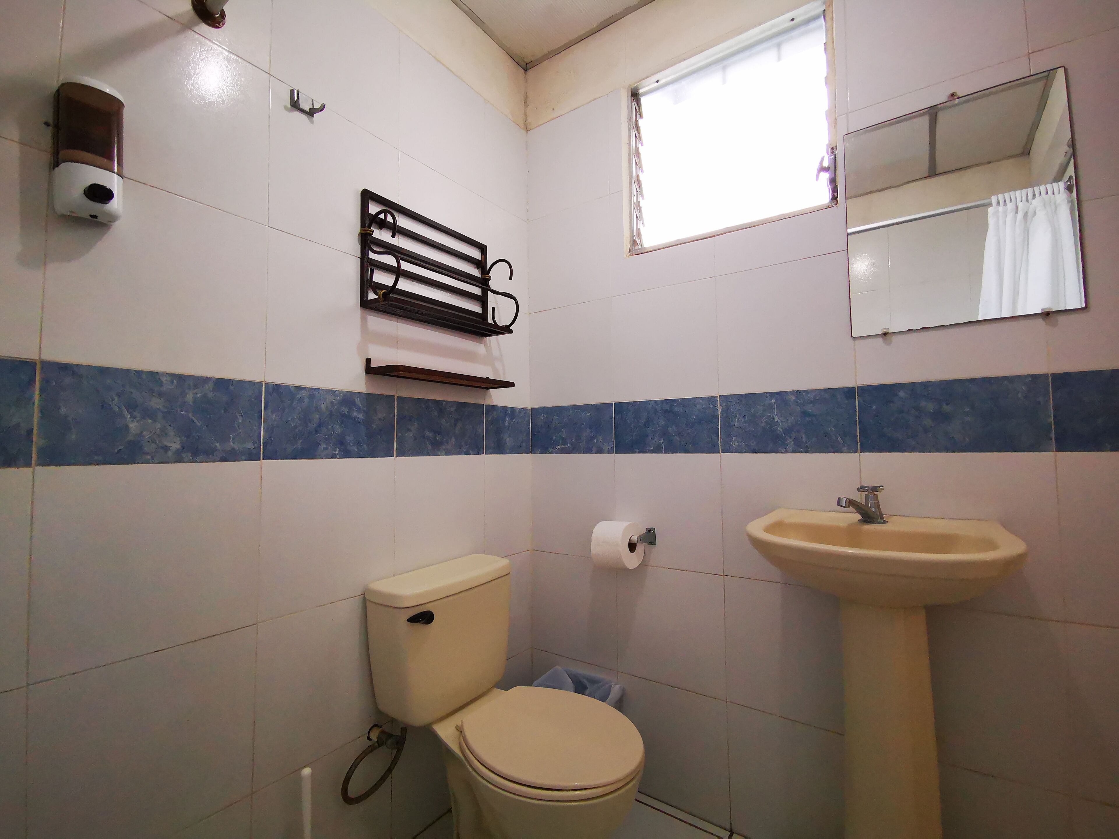 standard single room | bathroom | shower, rainfall showerhead, free toiletries, towels