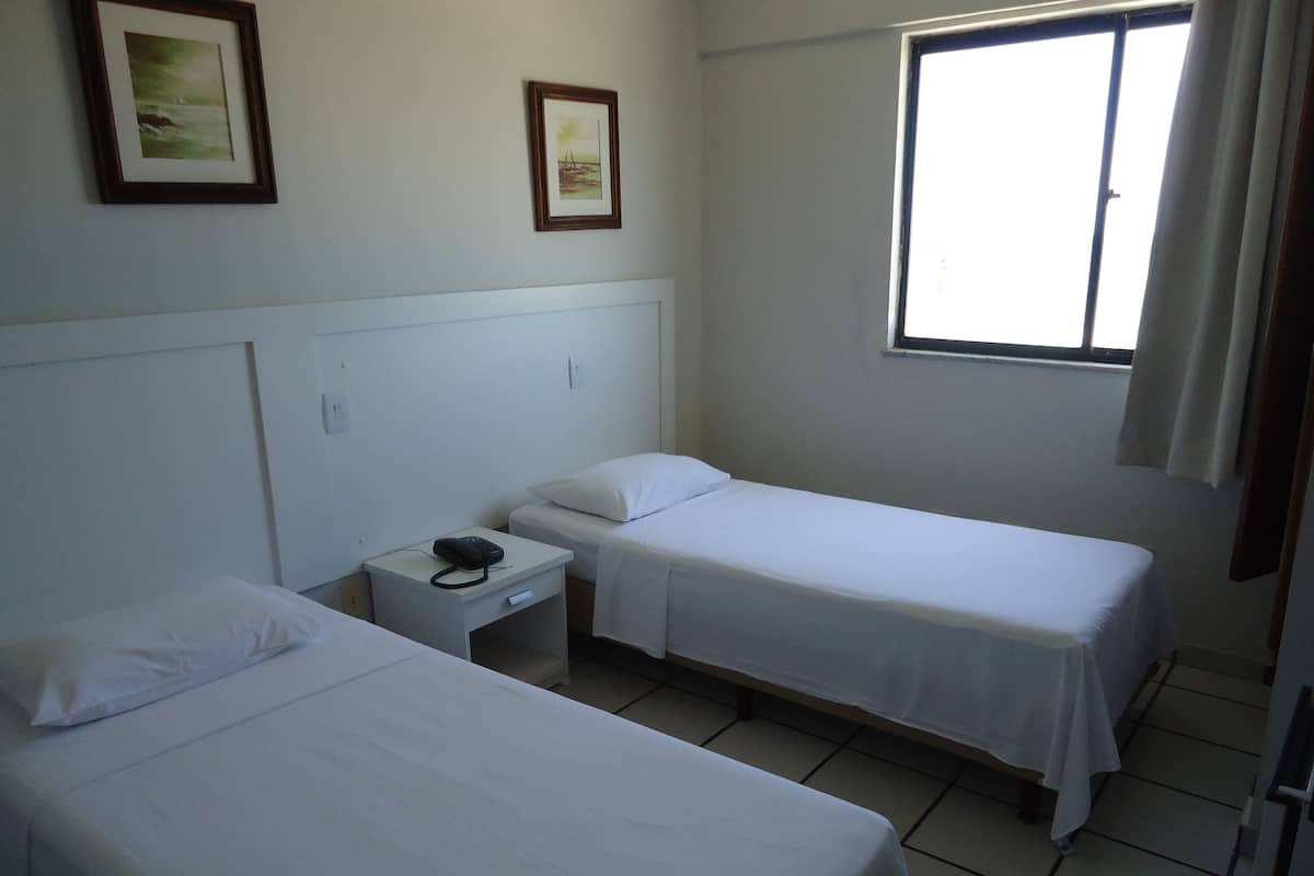 Een minibar, een kluis op de kamer, gratis babybedden, extra bedden