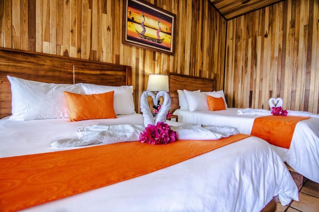 In-room safe, WiFi (free), bed sheets