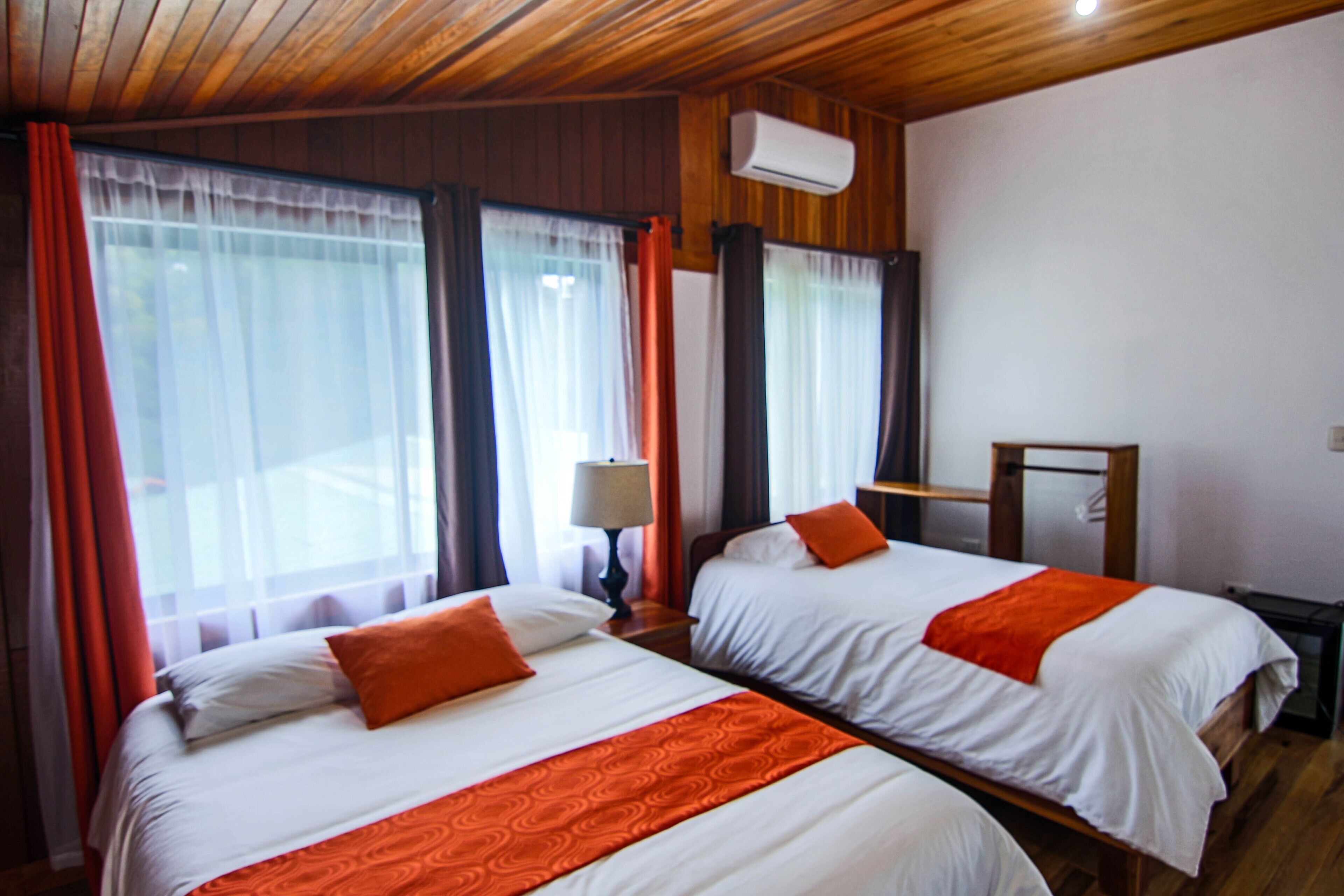 Caja de seguridad en la habitación, wifi gratis y ropa de cama 