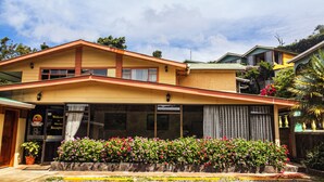 A two-story building with a reception area and a balcony. - Mar Inn Bed & Breakfast (Monteverde)
