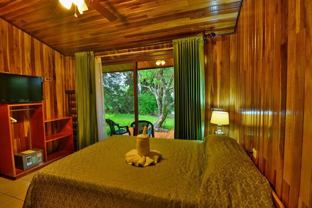 In-room safe, WiFi (free), bed sheets