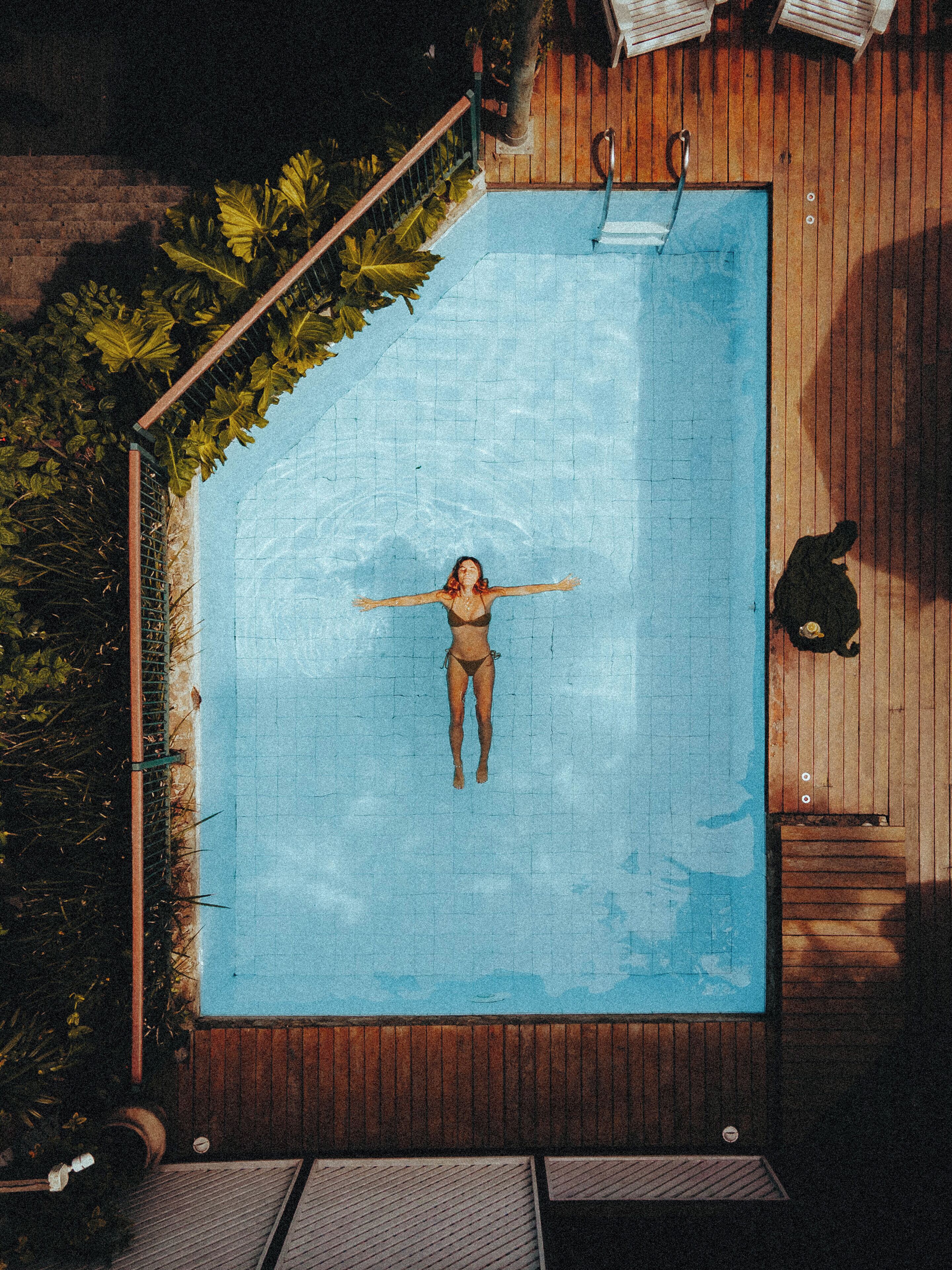 Utomhuspool och solstolar