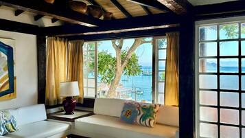 Minibar, camas plegables/adicionales, wifi gratis y ropa de cama