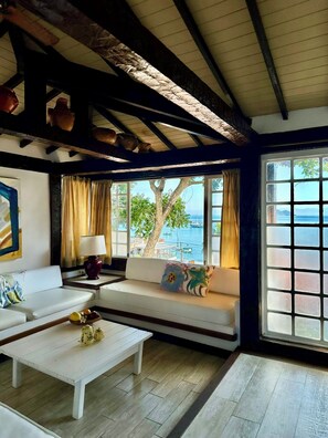 Estudio superior, vistas al mar | Minibar, camas supletorias, wifi gratis y ropa de cama