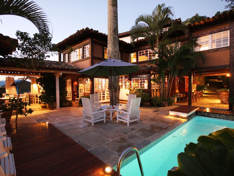 Een buitenzwembad, ligstoelen bij het zwembad