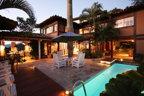 室外游泳池，日光浴躺椅