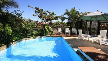 Piscina externa, espreguiçadeiras