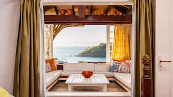 Superior studio, uitzicht op zee | Een minibar, extra bedden (toeslag), gratis wifi, beddengoed