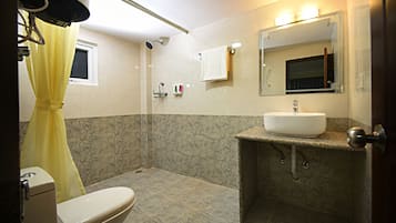 Deluxe Twin Room | Bathroom | Shower, free toiletries, hair dryer, towels