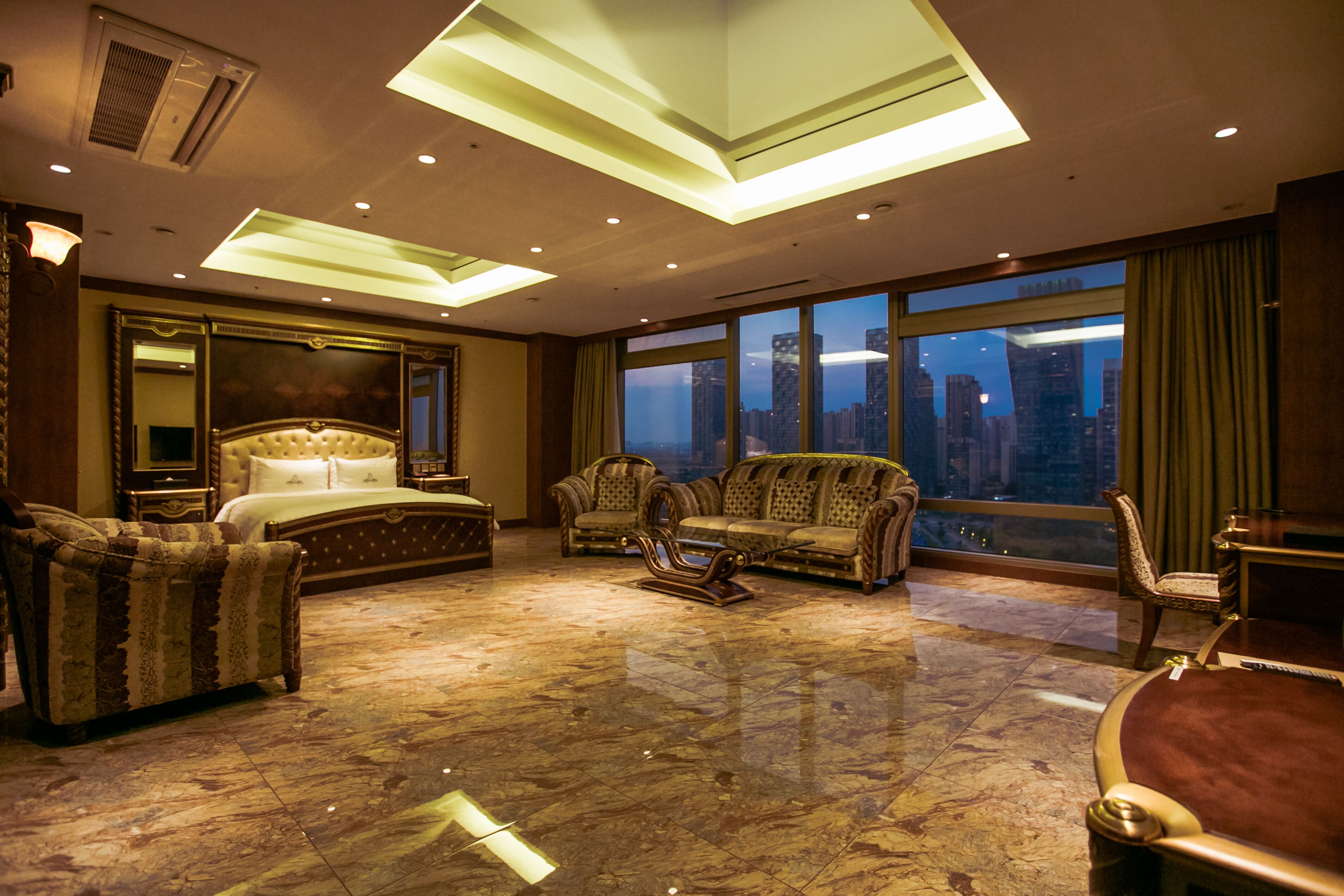 park suite | 1 bedroom, down duvets, individually furnished, desk