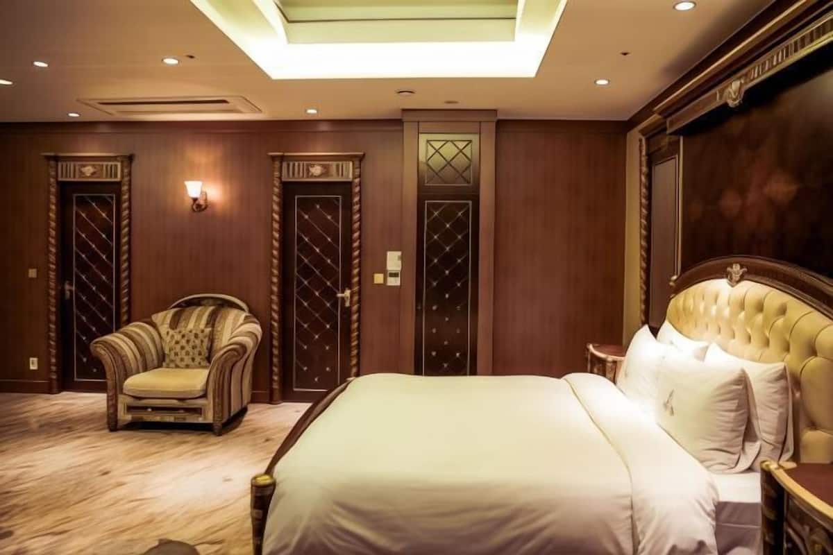 Down comforters, individually furnished, desk, blackout drapes