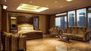 Una camera da letto lussuosa con un letto grande, arredi decorati e vista sulla città attraverso ampie finestre.