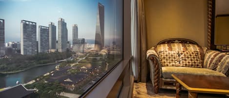 Deluxe Double, Central Park View | Selimut bulu angsa dan dilengkapi dengan perabotan berbeda-beda
