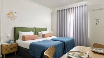 Habitación con 2 camas individuales | Caja de seguridad en la habitación y escritorio