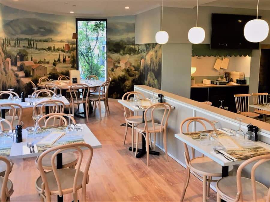 Se sirven almuerzos y cenas, cocina mediterránea