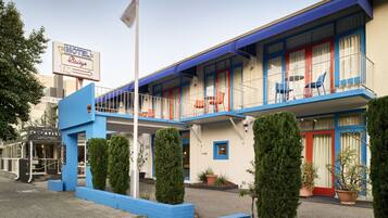 Vista frontal de la propiedad