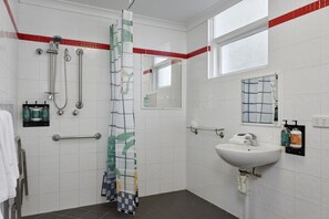 Twin Room | Bathroom | Shower, free toiletries, towels