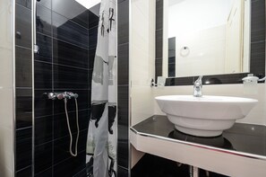 Studio | Bathroom | Shower, hair dryer, towels - Kahlua Studios (Naxos)