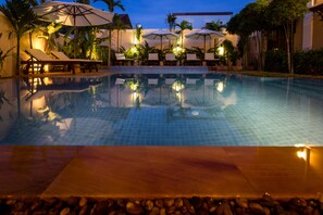 Outdoor pool, pool umbrellas, pool loungers - The Rose Apple Boutique Bed Breakfast (Siem Reap)