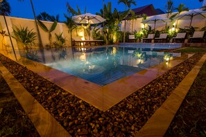 Outdoor pool, pool umbrellas, sun loungers - The Rose Apple Boutique Bed Breakfast (Siem Reap)