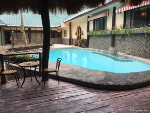 Una piscina techada, sillones reclinables de piscina