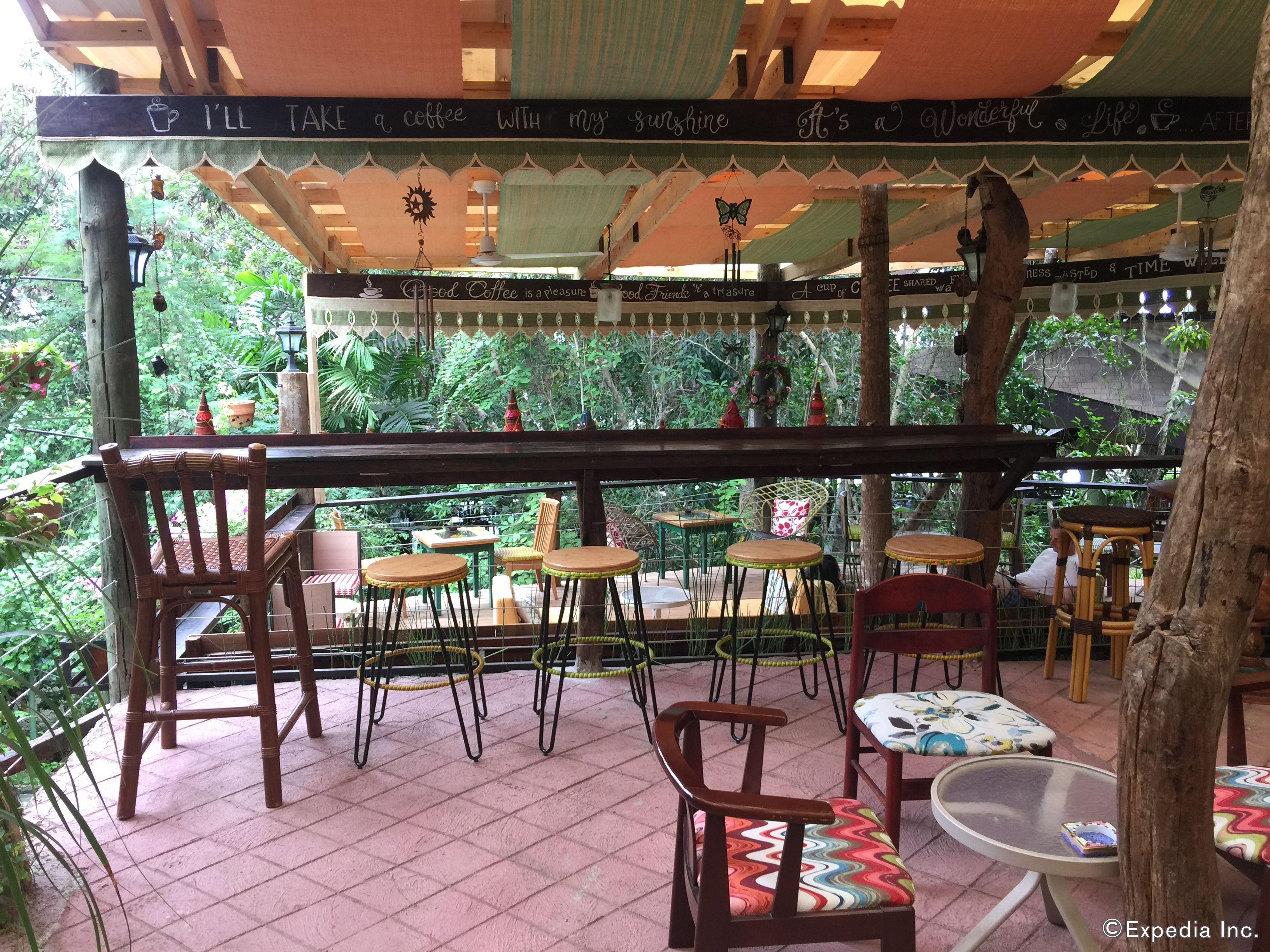 4 restaurants, lunch served