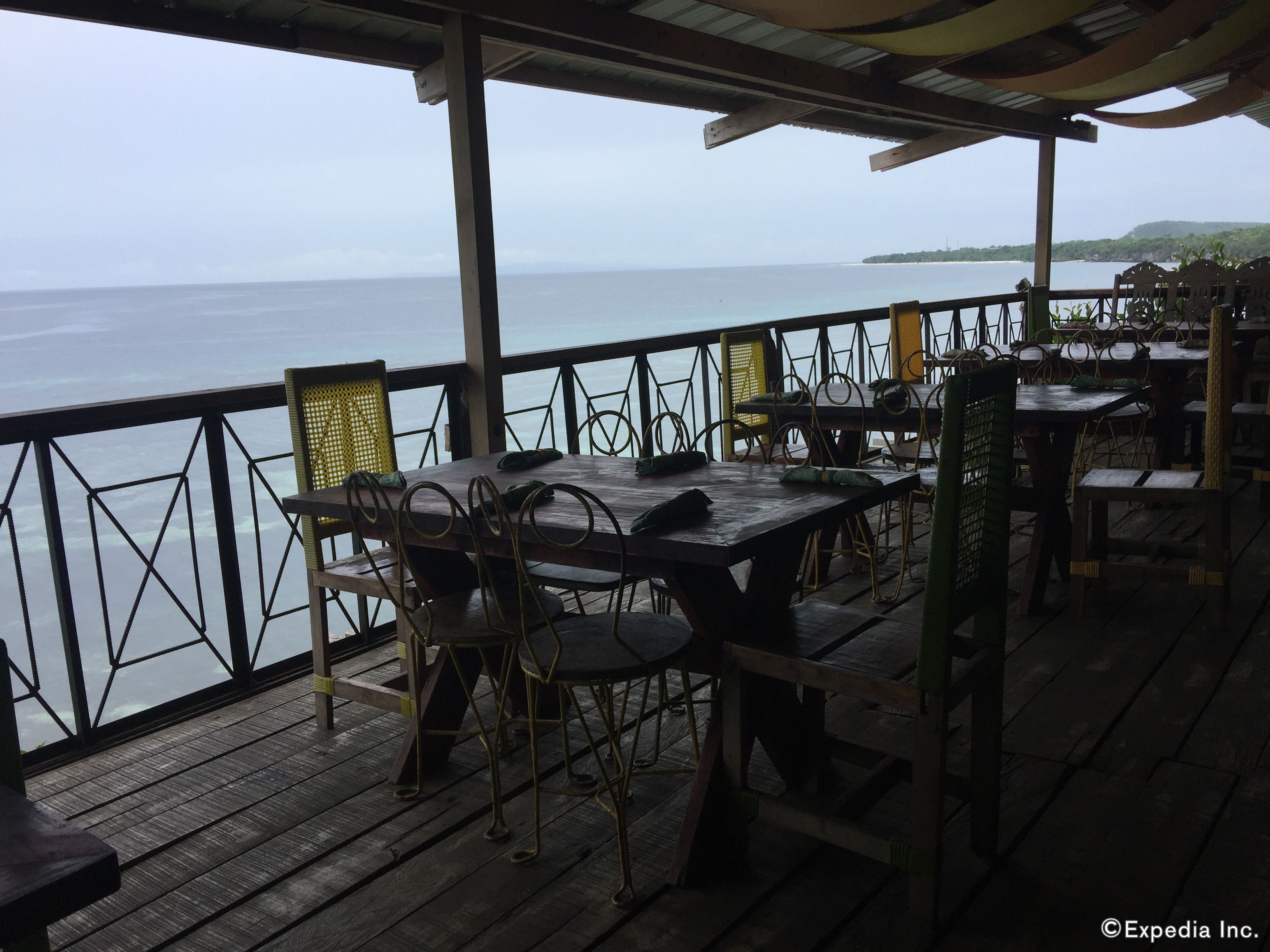 4 restaurants, lunch served