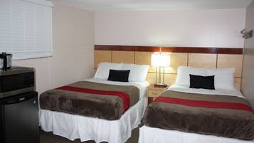 Family Room | Desk, iron/ironing board, free WiFi