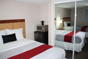 Family Room | Mini-refrigerator - Bexon Rooms - Hotel Downtown Windsor (Windsor)