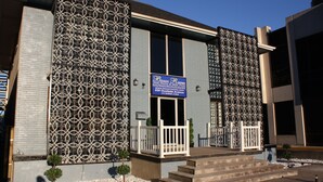 A hotel with a modern facade, a signboard, and a gated entrance. - Bexon Rooms - Hotel Downtown Windsor (Windsor)