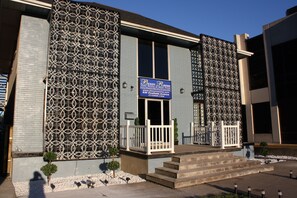 Property entrance - Bexon Rooms - Hotel Downtown Windsor (Windsor)