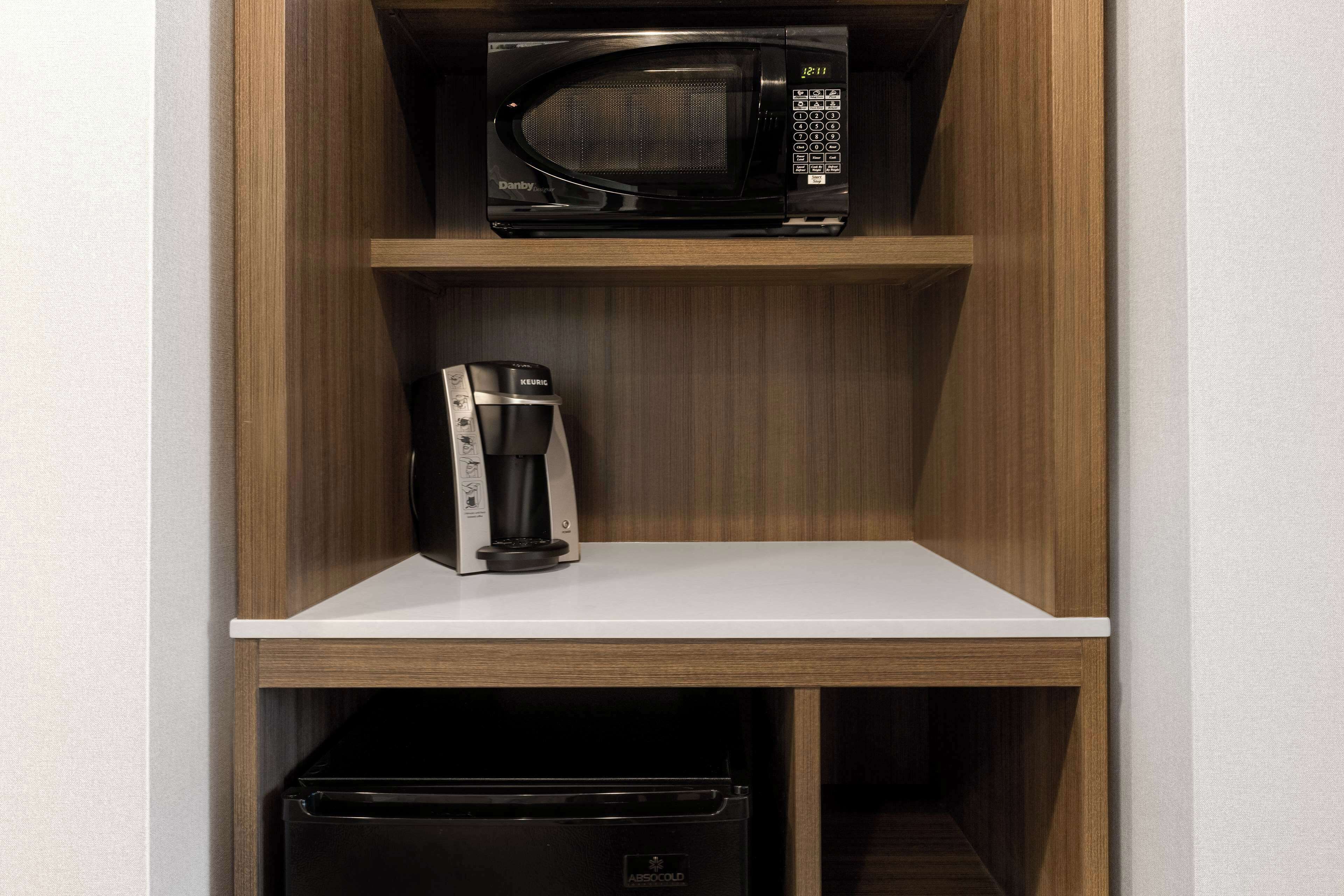 1 bedroom, premium bedding, desk, laptop workspace