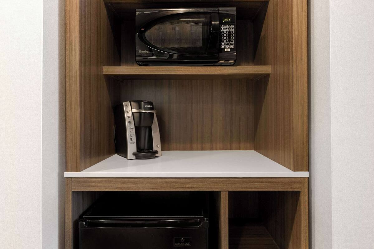 1 bedroom, premium bedding, desk, laptop workspace